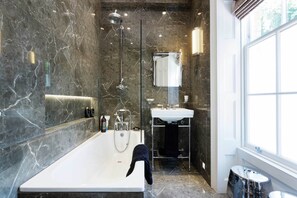 Bañera, secador de pelo y toallas