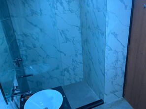 Shower, hydromassage showerhead, free toiletries, hair dryer - The Triumph Hotel (Varanasi)