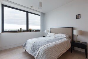 2 bedrooms - Luxury high rise chic with views (London)