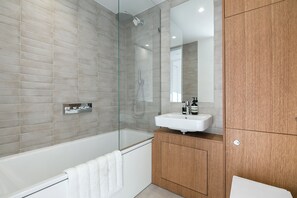 Combined shower/tub - Luxury high rise chic with views (London)