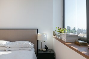 2 bedrooms - Luxury high rise chic with views (London)