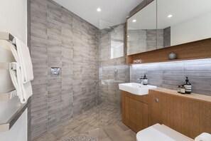 Combined shower/bathtub - Luxury high rise chic with views (London)