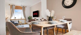 Spacious House • PoolTable • FreeParking • Balcony