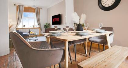 Spacious House âą PoolTable âą FreeParking âą Balcony