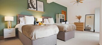 Central House • Sleeps 9 • FreeParking • Pool Table • Fast Wifi • Balcony • VirginTV • Yoko Property