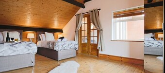 Spacious House • PoolTable • FreeParking • Balcony