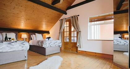 Spacious House • PoolTable • FreeParking • Balcony