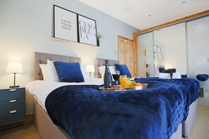 4 bedrooms, desk, iron/ironing board, travel crib