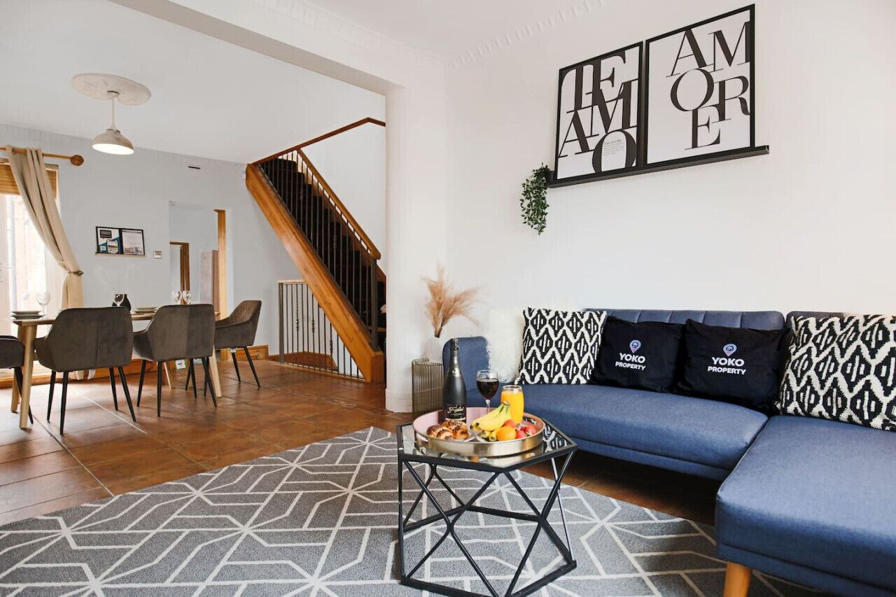 Central House  Sleeps 9  Freeparking  Pool Table  Fast Wifi  Balcony  Virgintv  Yoko Property - ノーザンプトン