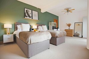 4 bedrooms, desk, iron/ironing board, travel crib - Spacious House • PoolTable • FreeParking • Balcony (Northampton)