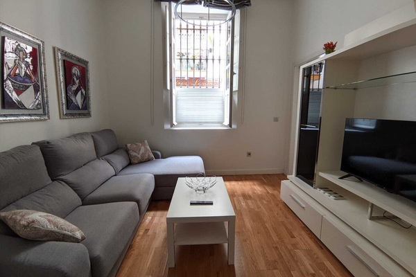 Salón con sofa chaise-longue y smart TV de 43"