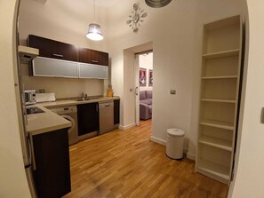 Een koelkast, een microgolfoven, een oven, een kookplaat