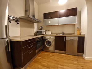 Réfrigérateur, four à micro-ondes, un four, surface de cuisson
