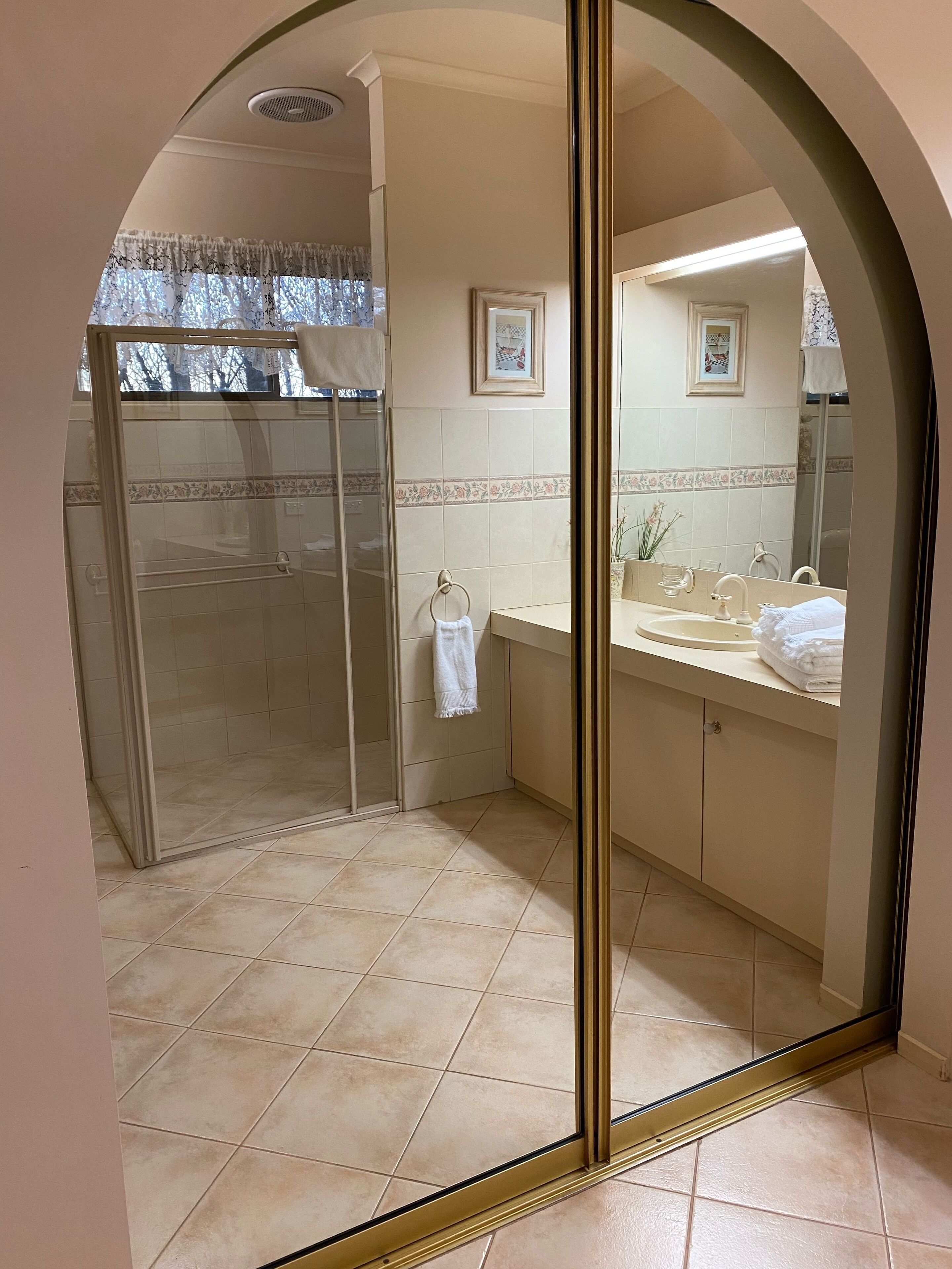 Bañera, secador de pelo, batas, toallas