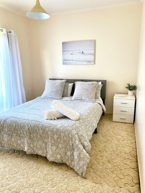 4 slaapkamers, een strijkplank/strijkijzer, gratis wifi, beddengoed