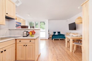 Frigorífico, microondas, placa de cocina y lavavajillas