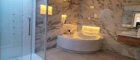 Dusche, Whirlpool, Haartrockner, Handtücher