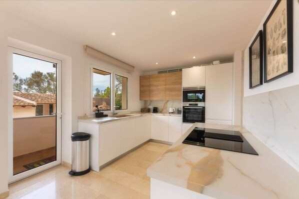 Fridge, microwave, oven, stovetop - Vacation villa with pool (S'Aranjassa)