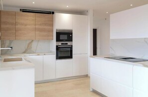 Geladeira, micro-ondas, fogão, cooktop