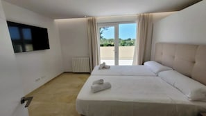 5 quartos, ferros/tábuas de passar roupa, berço de viagem
