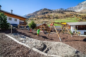 Children's area - Apartment "Edelweiß" with Slope Access, Private Terrace & Wi-Fi (Pfelders)