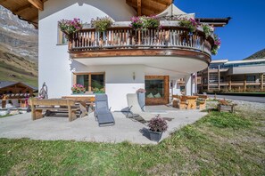 Outdoor dining - Apartment "Edelweiß" with Slope Access, Private Terrace & Wi-Fi (Pfelders)