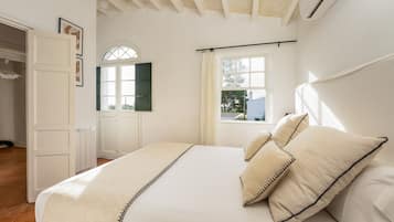 3 slaapkamers, een strijkplank/strijkijzer, gratis wifi, beddengoed