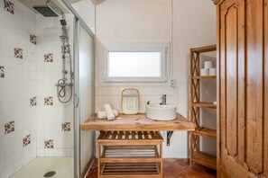 Shower, hair dryer, towels