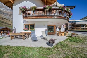 Outdoor dining - Apartment 'Lazins' with Private Terrace & Wi-Fi (Pfelders)