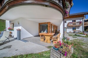 Outdoor dining - Apartment 'Lazins' with Private Terrace & Wi-Fi (Pfelders)