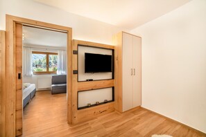 TV - Apartment 'Lazins' with Private Terrace & Wi-Fi (Pfelders)