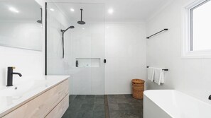 Bathtub, towels