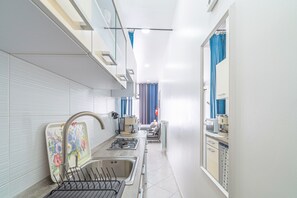 ثلاجة، ميكروويف، موقد طهي مسطح، ماكينة لصنع القهوة/الشاي