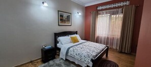 Meja kerja, ruang kerja ramah laptop, dan kedap suara