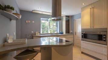 Kjøleskap, mikrobølgeovn, ovn og kokeplater