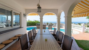 A covered patio with a pool, outdoor seating, and a view of the ocean. - Villa 'Del Sol - Entre Tu y Yo' with Sea View, Heated Pool, 3 Terraces & Wi-Fi (Benalmádena)