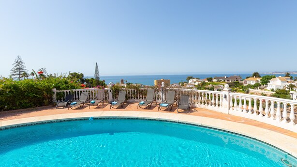 A pool with lounge chairs and a white balustrade, overlooking a coastal view. - Villa 'Del Sol - Entre Tu y Yo' with Sea View, Heated Pool, 3 Terraces & Wi-Fi (Benalmádena)