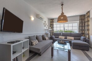 Een televisie, een open haard, een dvd-speler en een tafeltennistafel