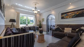 Een televisie, een open haard, een dvd-speler en een tafeltennistafel