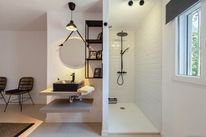 Badewanne, Haartrockner, Handtücher