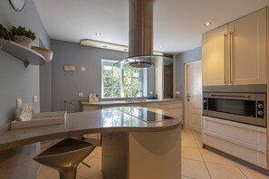 Een koelkast, een magnetron, een oven, een kookplaat