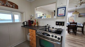 Fridge, microwave, oven, stovetop - Skylight Waterfront cottage with exquisite view/boat dock, close Montreal/Ottawa (Summerstown)