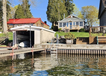 Skylight Waterfront cottage with exquisite view/boat dock, close Montreal/Ottawa