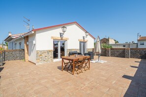 Outdoor dining - Holiday Home Casa rural Maño with Shared Pool and Garden (Deltebre)