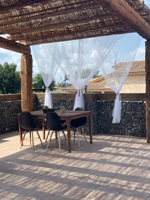 Outdoor dining - Holiday Home Casa rural Maño with Shared Pool and Garden (Deltebre)