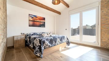 3 slaapkamers, een strijkplank/strijkijzer, gratis wifi, beddengoed