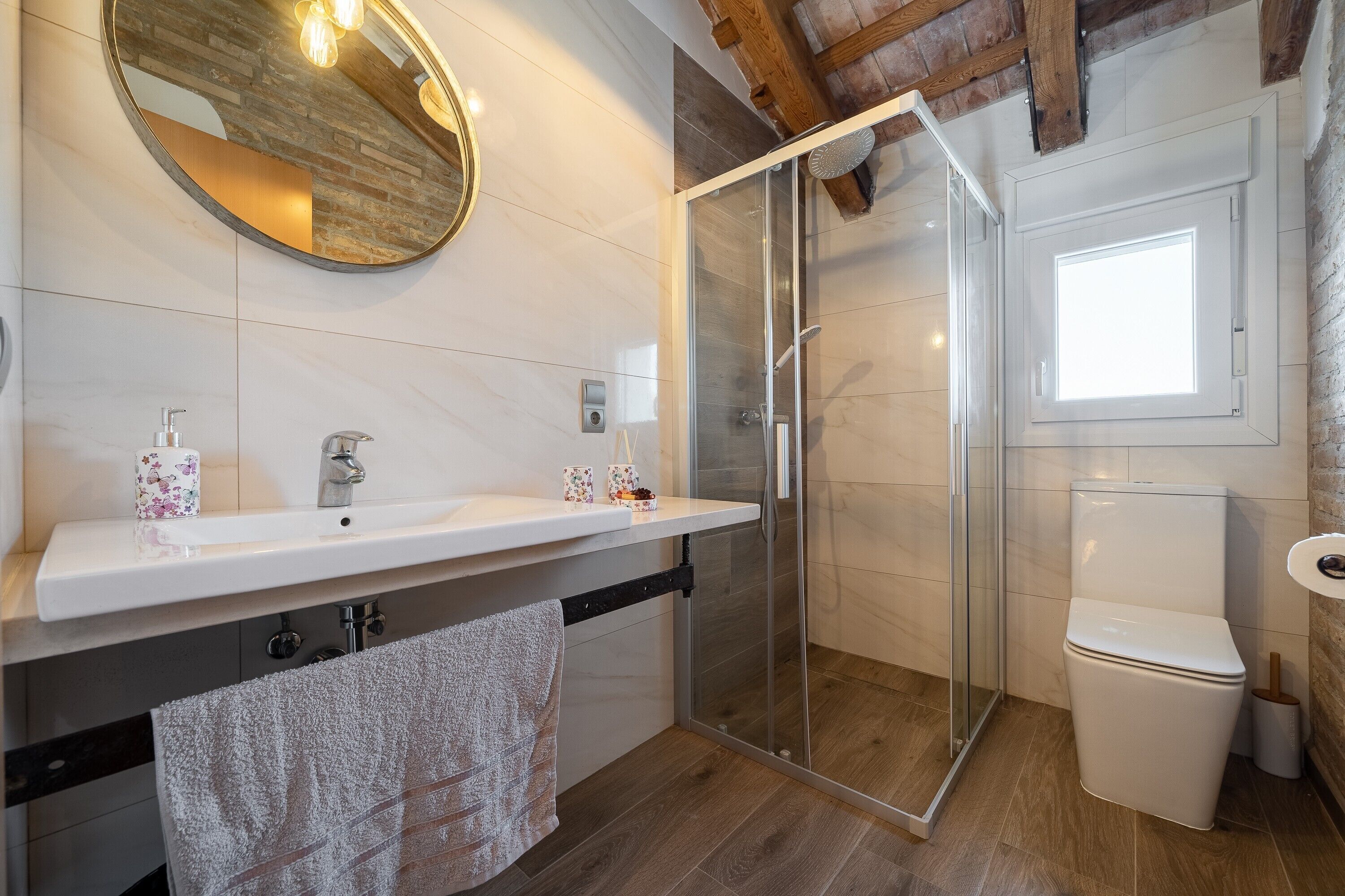 Een douche, een haardroger, handdoeken