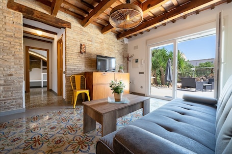 Télévision. Maison de vacances « Casa Rural Mestre » avec piscine partagée, climatisation et Wi-Fi