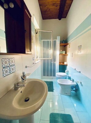 Dusche, Bidet, Handtücher, Seife