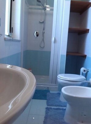 Ducha, bidet, toallas, jabón